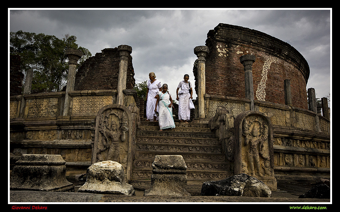 Women in Polonnaruwa, Sri Lanka