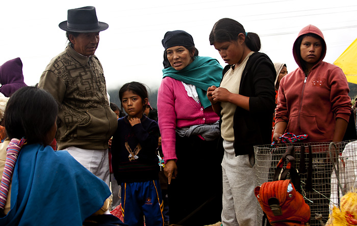 Persone al mercato di Otavalo