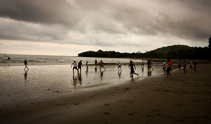 Partita pallone sulla spiaggia di Santa Catilina, Panama